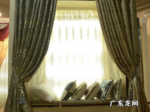 家里装什么颜色窗帘布风水好 东南方客厅窗帘颜色风水