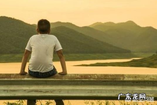 孩子刚上一年级,老师说考试考不好的要挨板子,孩子压力比较大、不爱上学,怎么办?