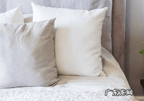 床头摆鸳鸯 床头柜放花的风水