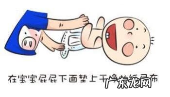 爸爸妈妈给宝宝换尿布 如何换尿布?