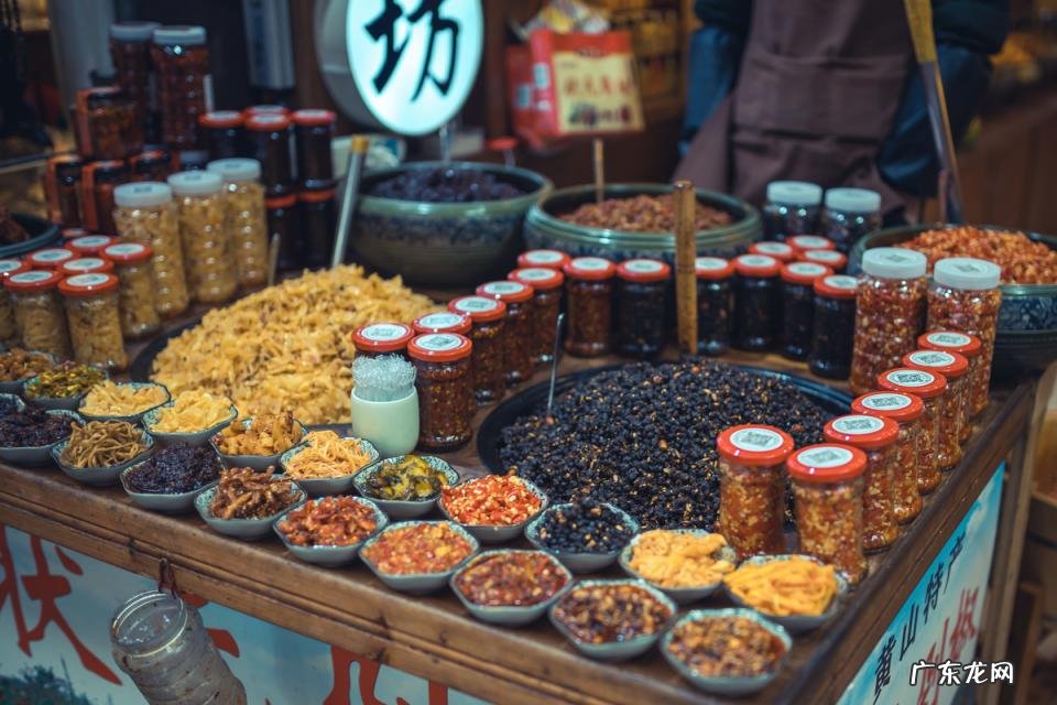黑白画映歌词是什么意思 黑白画面 歌词