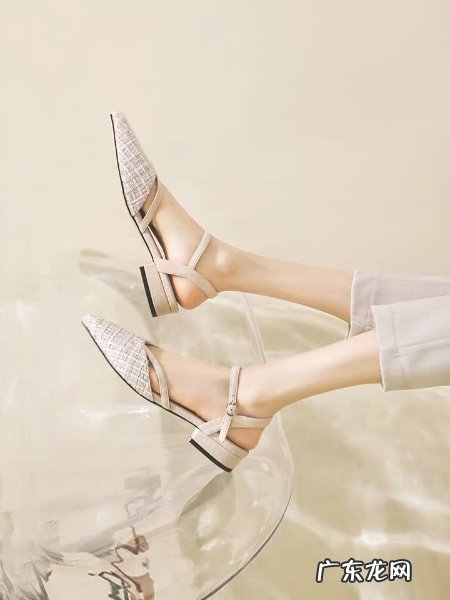 中长连衣裙搭配什么鞋子?