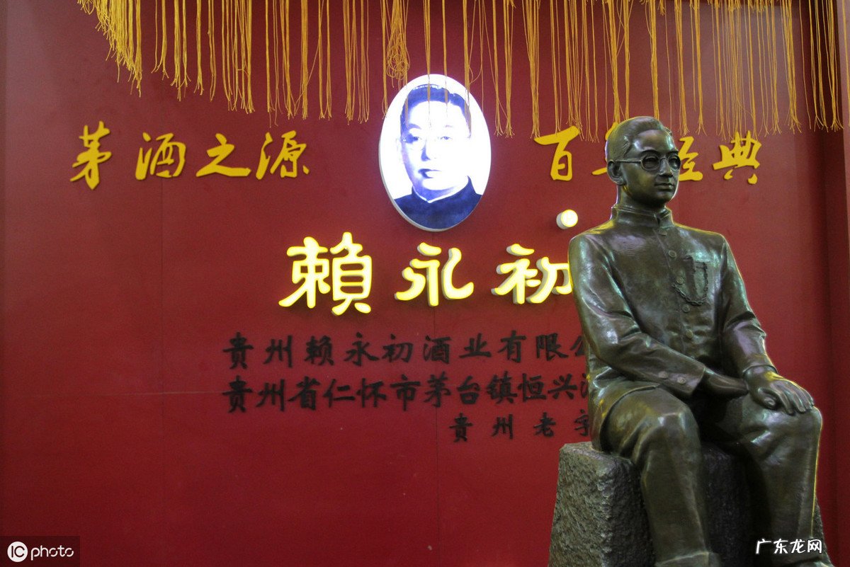 家里有两瓶1997年庆祝香港回归时的2斤装53度赖茅酒，现在一瓶能值多少钱啊？