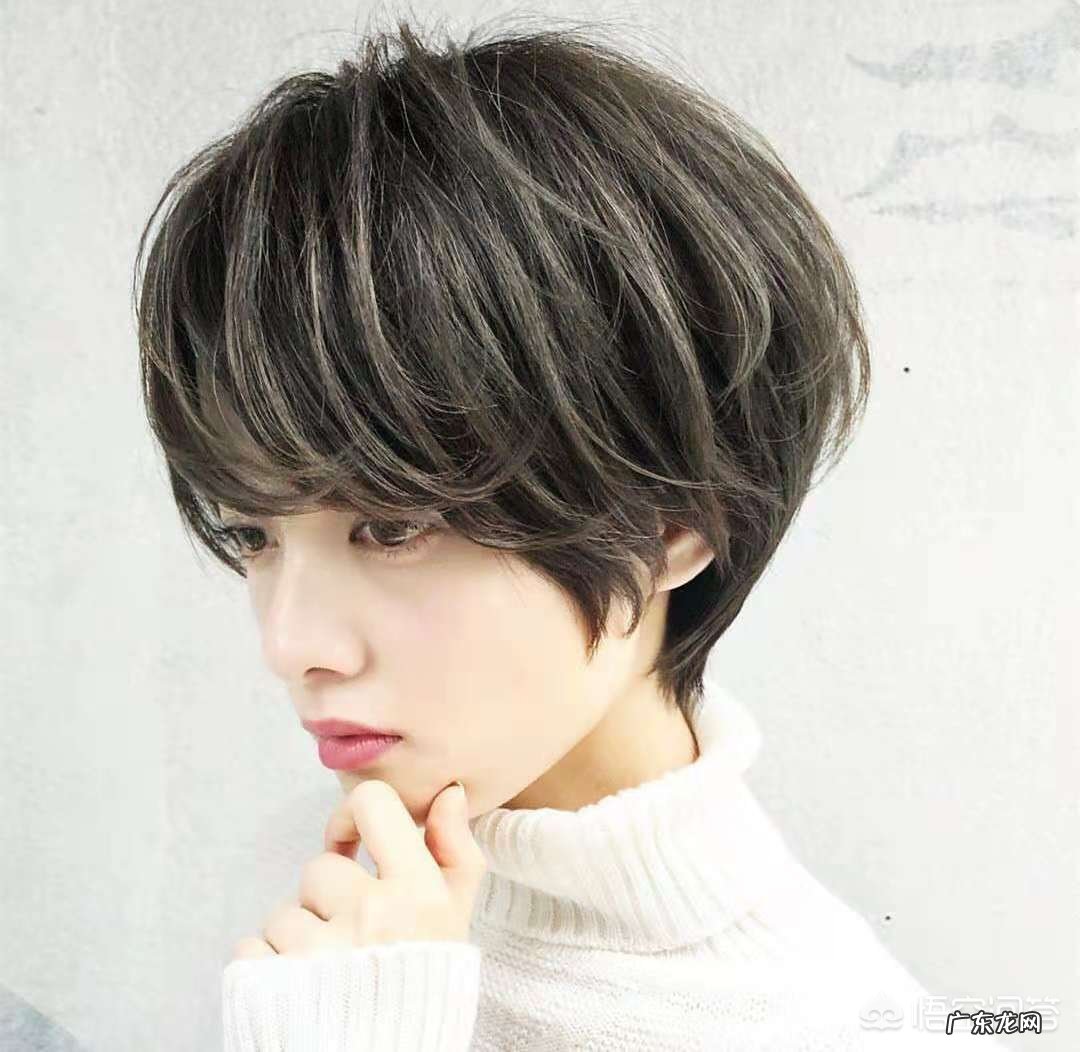 女生头发多还很炸,剪什么短发发型可以柔顺自然?