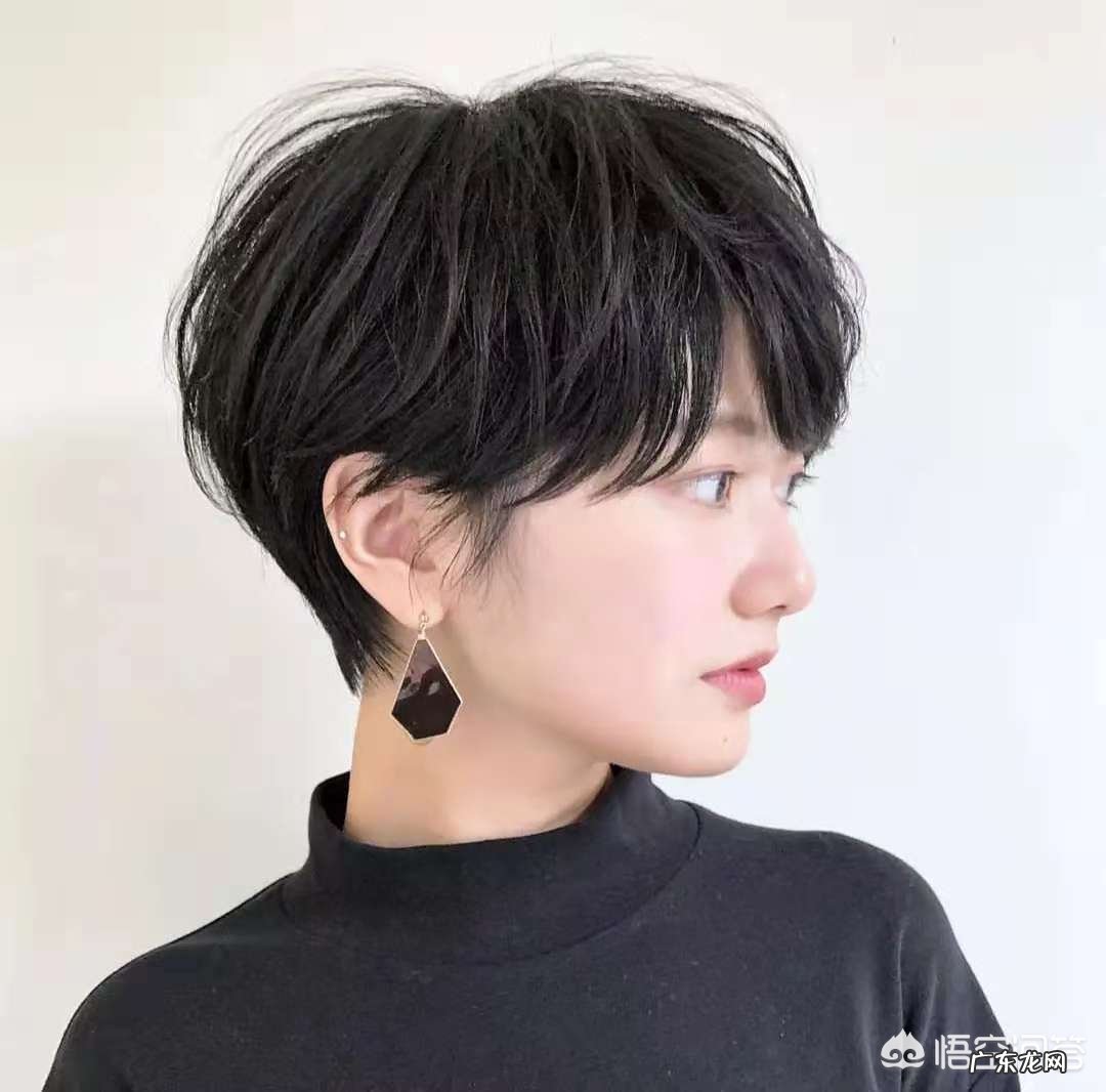 女生头发多还很炸,剪什么短发发型可以柔顺自然?