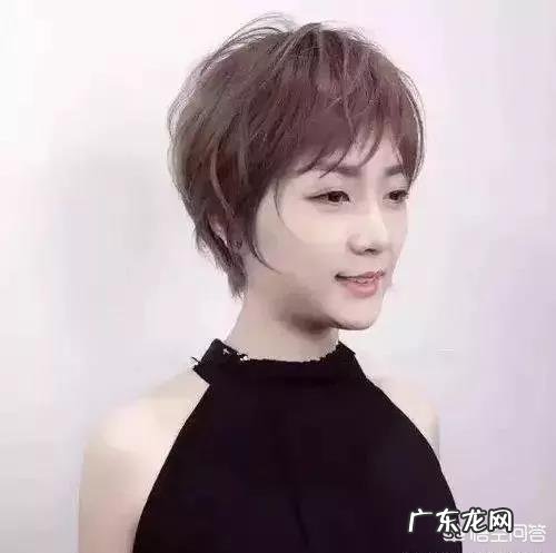 女生头发多还很炸,剪什么短发发型可以柔顺自然?