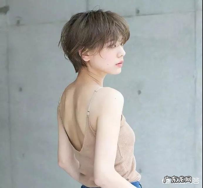 女生头发多还很炸,剪什么短发发型可以柔顺自然?