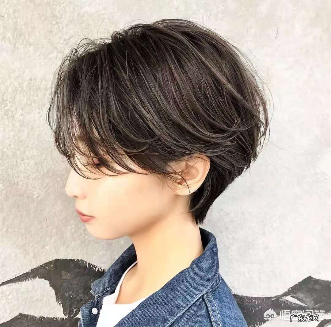 女生头发多还很炸,剪什么短发发型可以柔顺自然?