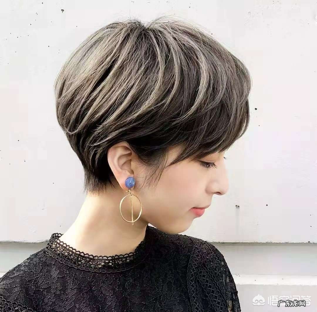 女生头发多还很炸,剪什么短发发型可以柔顺自然?