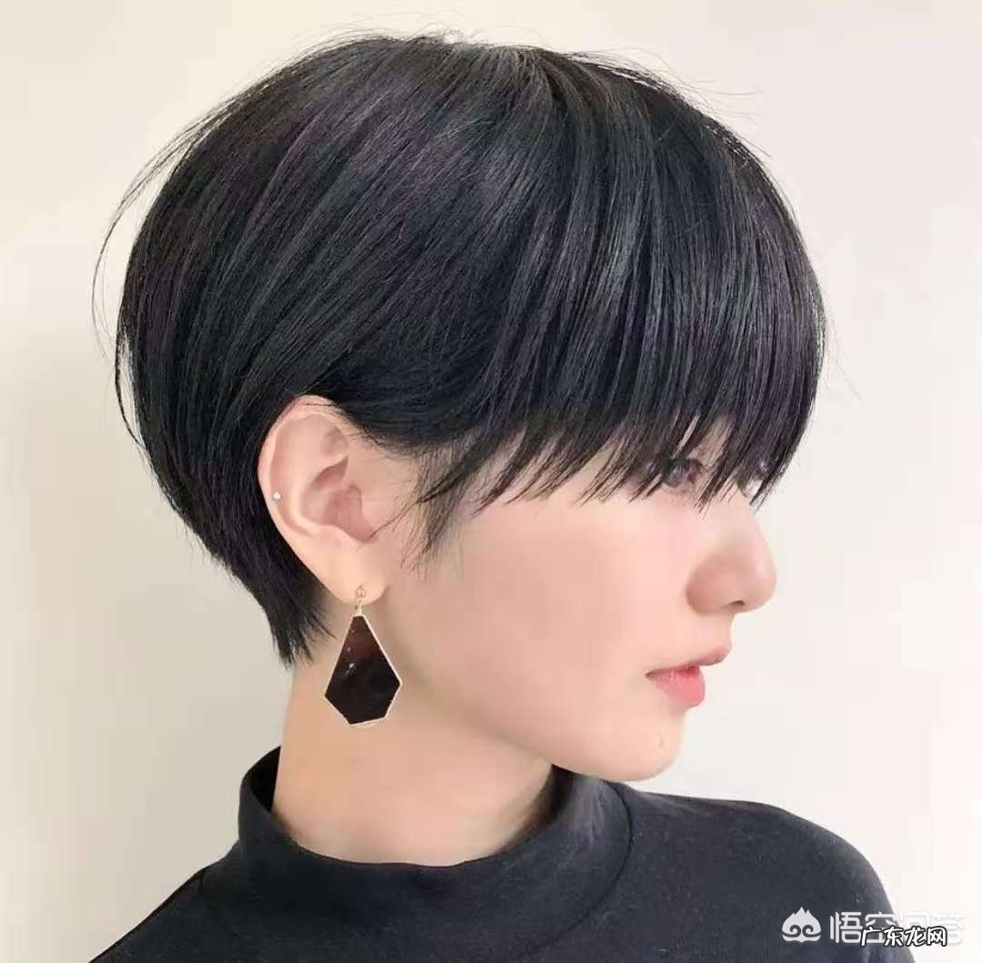 女生头发多还很炸,剪什么短发发型可以柔顺自然?