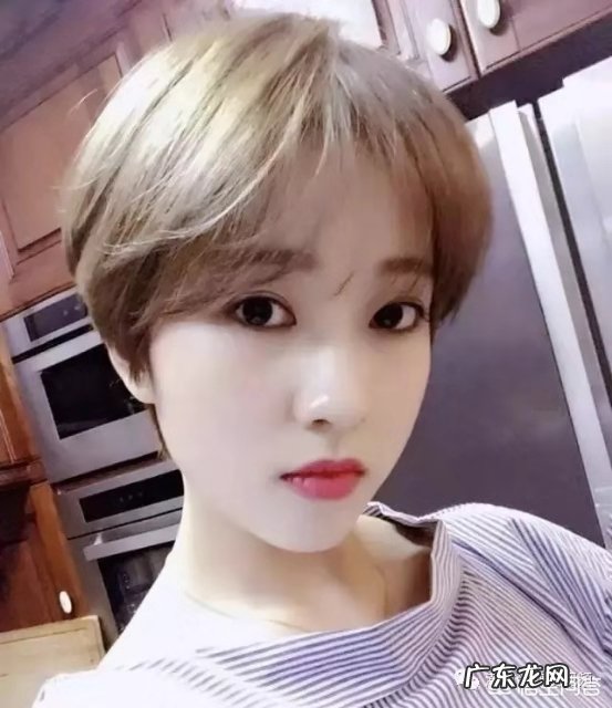 女生头发多还很炸,剪什么短发发型可以柔顺自然?