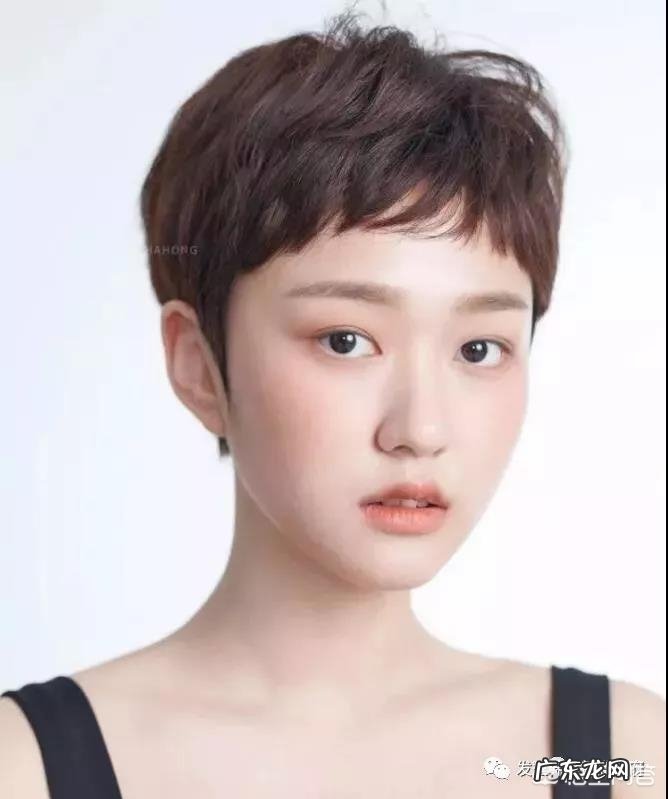 女生头发多还很炸,剪什么短发发型可以柔顺自然?