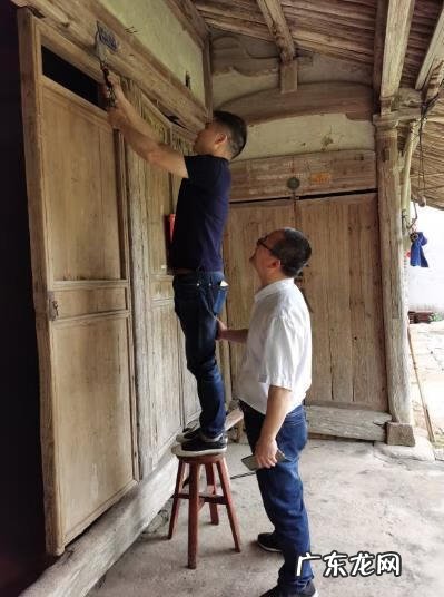 蓝底白字广告牌 门牌蓝底白字好吗