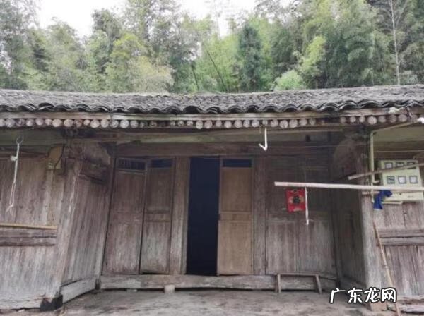 蓝底白字广告牌 门牌蓝底白字好吗