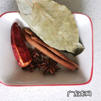 鸡爪子怎么做好吃又简单 请问鸡爪子怎么做好吃