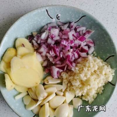 鸡爪子怎么做好吃又简单 请问鸡爪子怎么做好吃