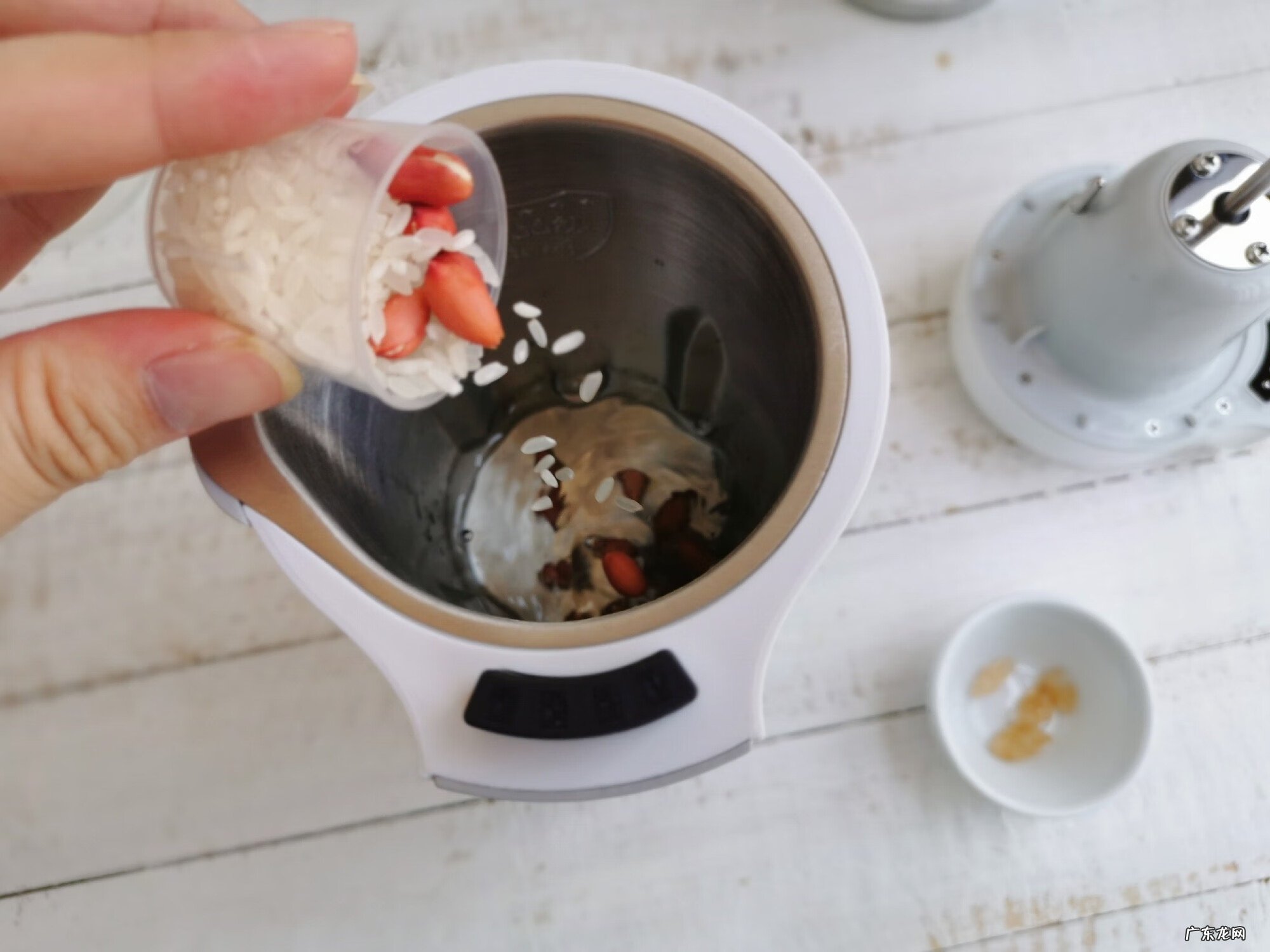 吃什么能白发变黑 吃什么能让白发变黑?