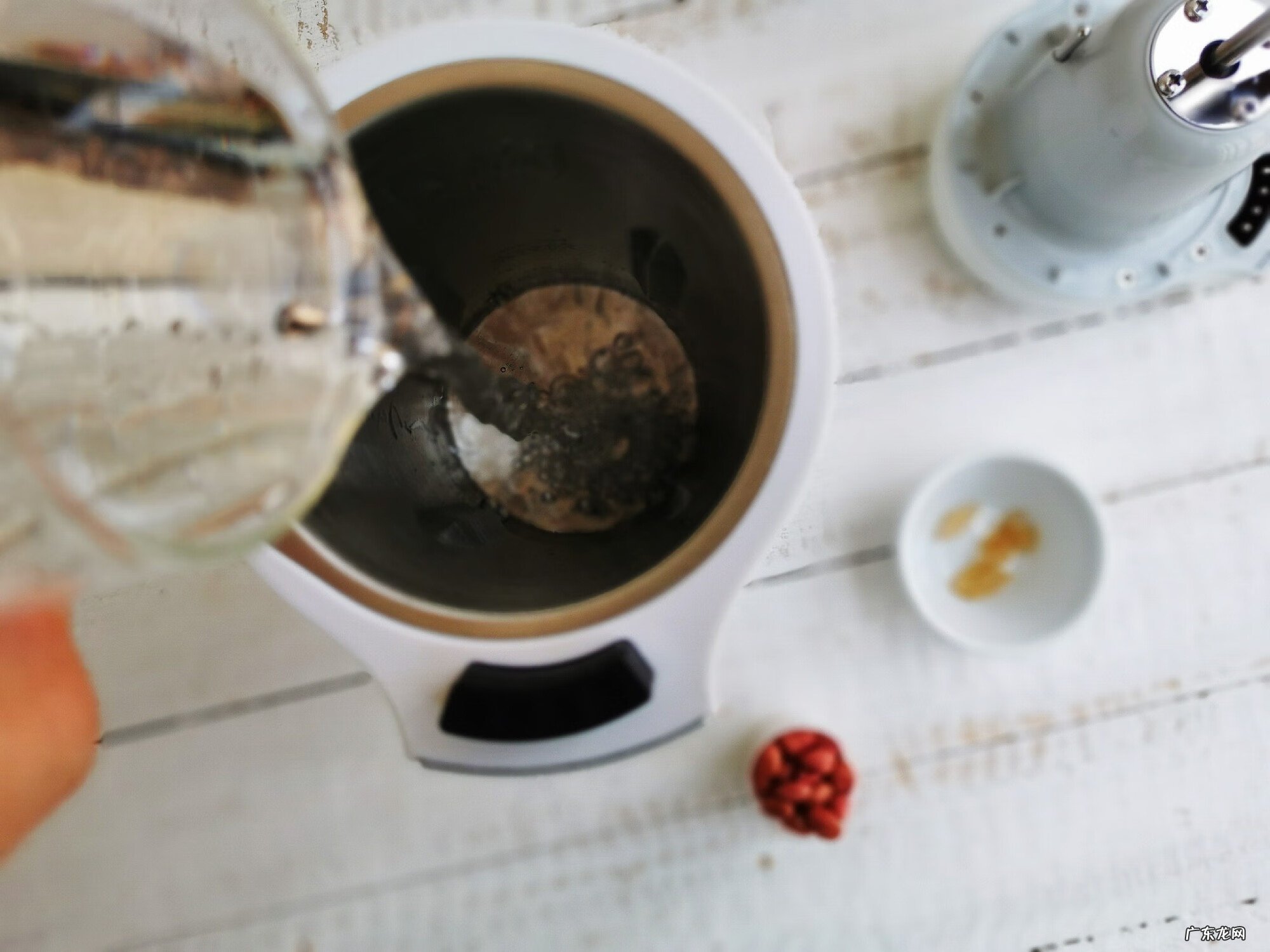 吃什么能白发变黑 吃什么能让白发变黑?