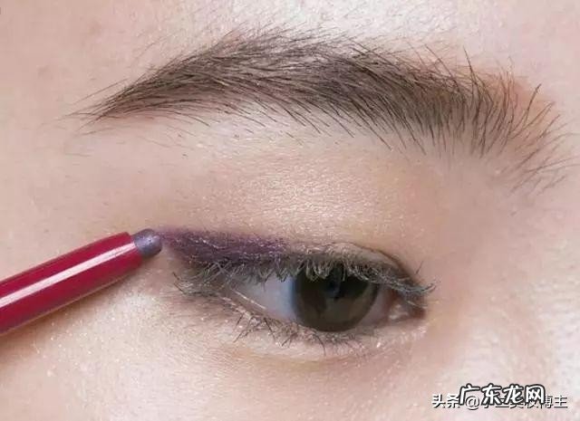 单眼皮女孩怎么画眼妆？