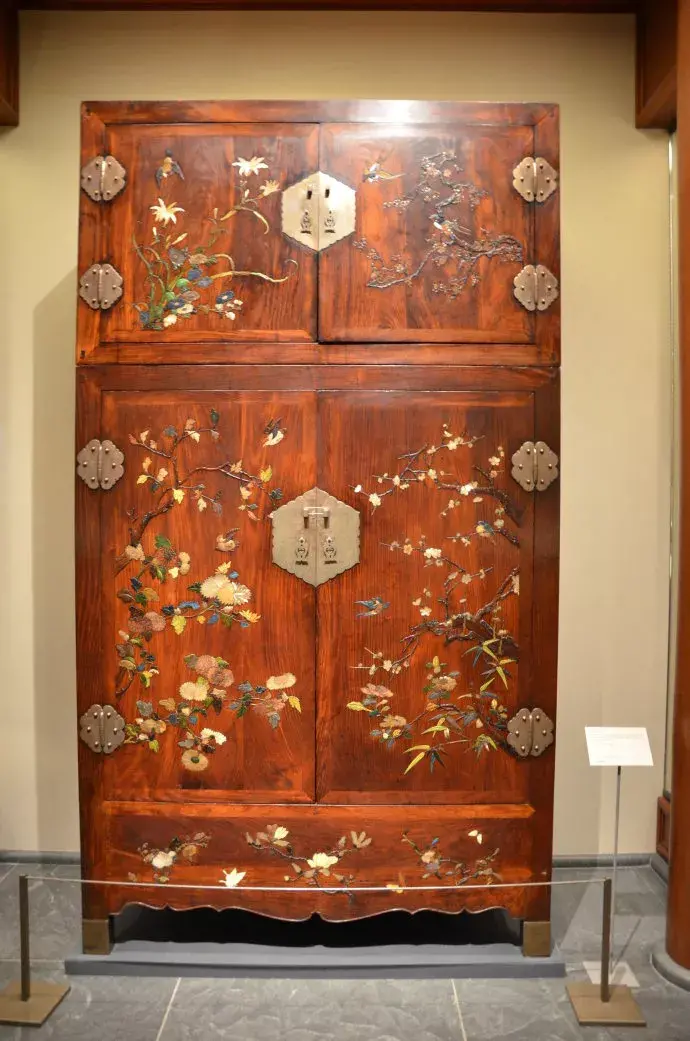 红木家具的风水作用 红色家具风水图片大全