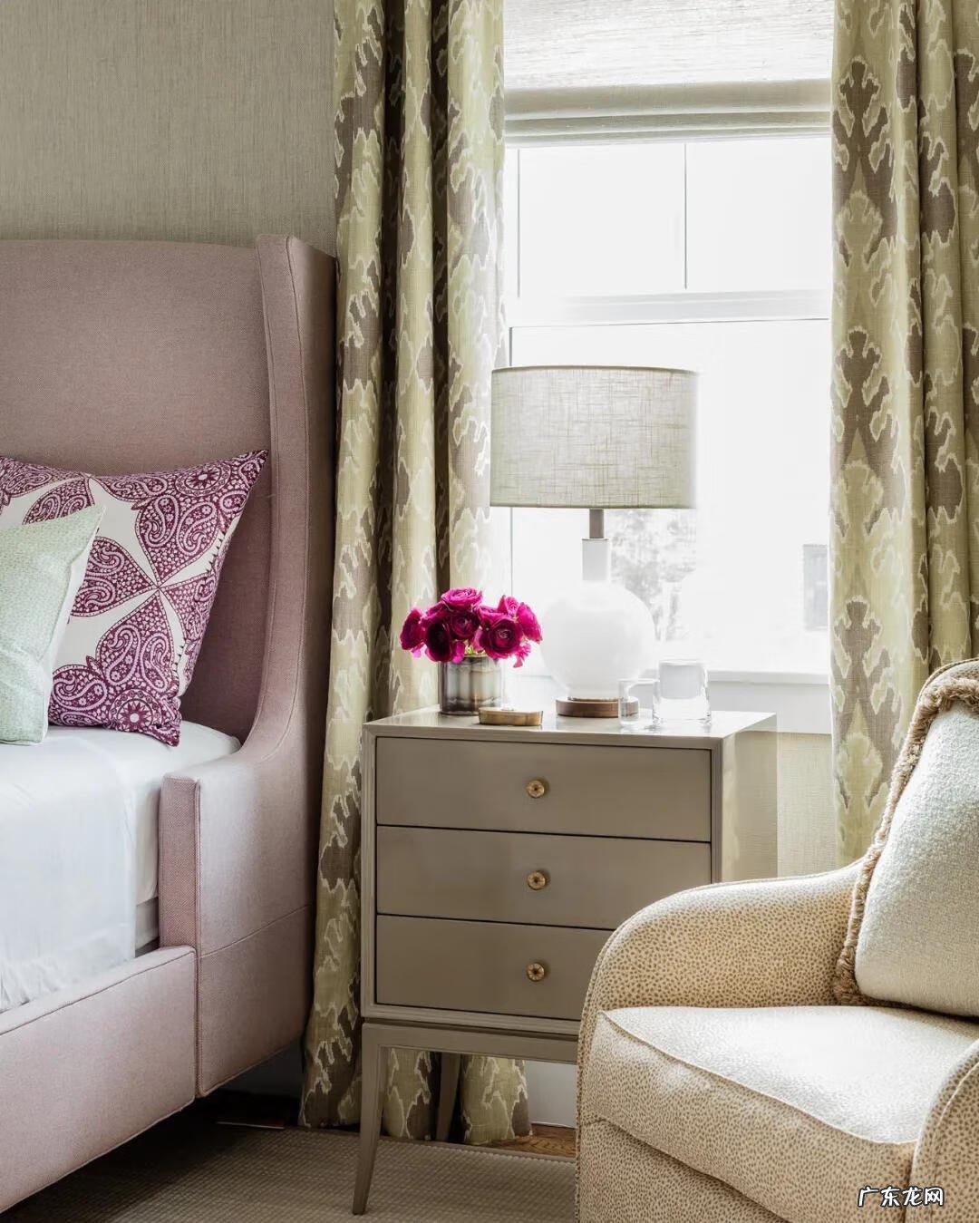 主卧窗帘紫色 紫色的房间配什么颜色的窗帘