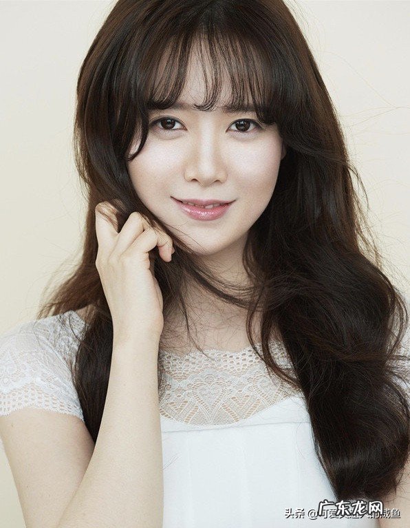 你如何看待韩国女明星具惠善和宋慧乔的离婚风波,以及她们的处理方式?