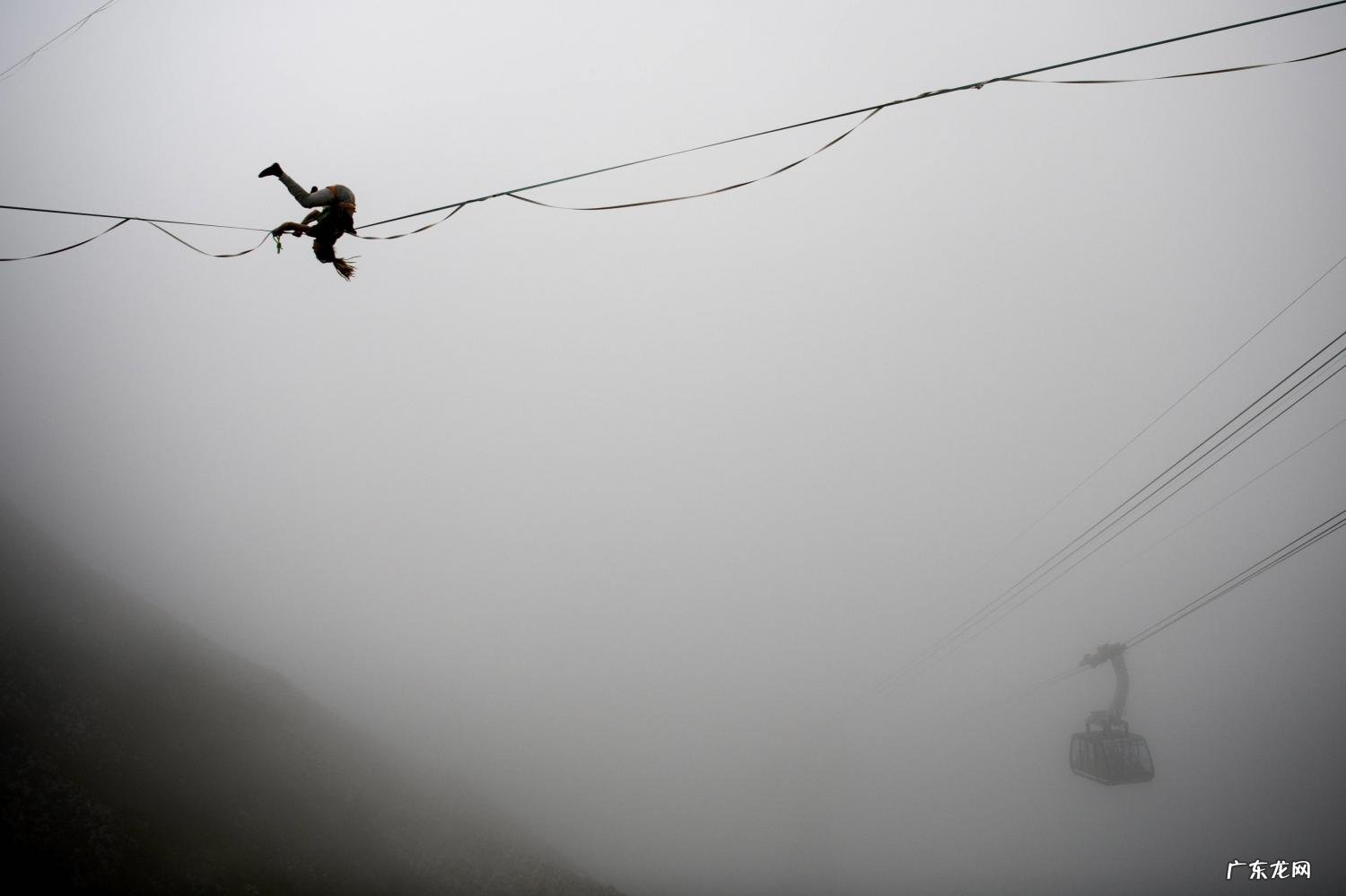 高空走钢丝第一人,中国走钢丝第一人摔死