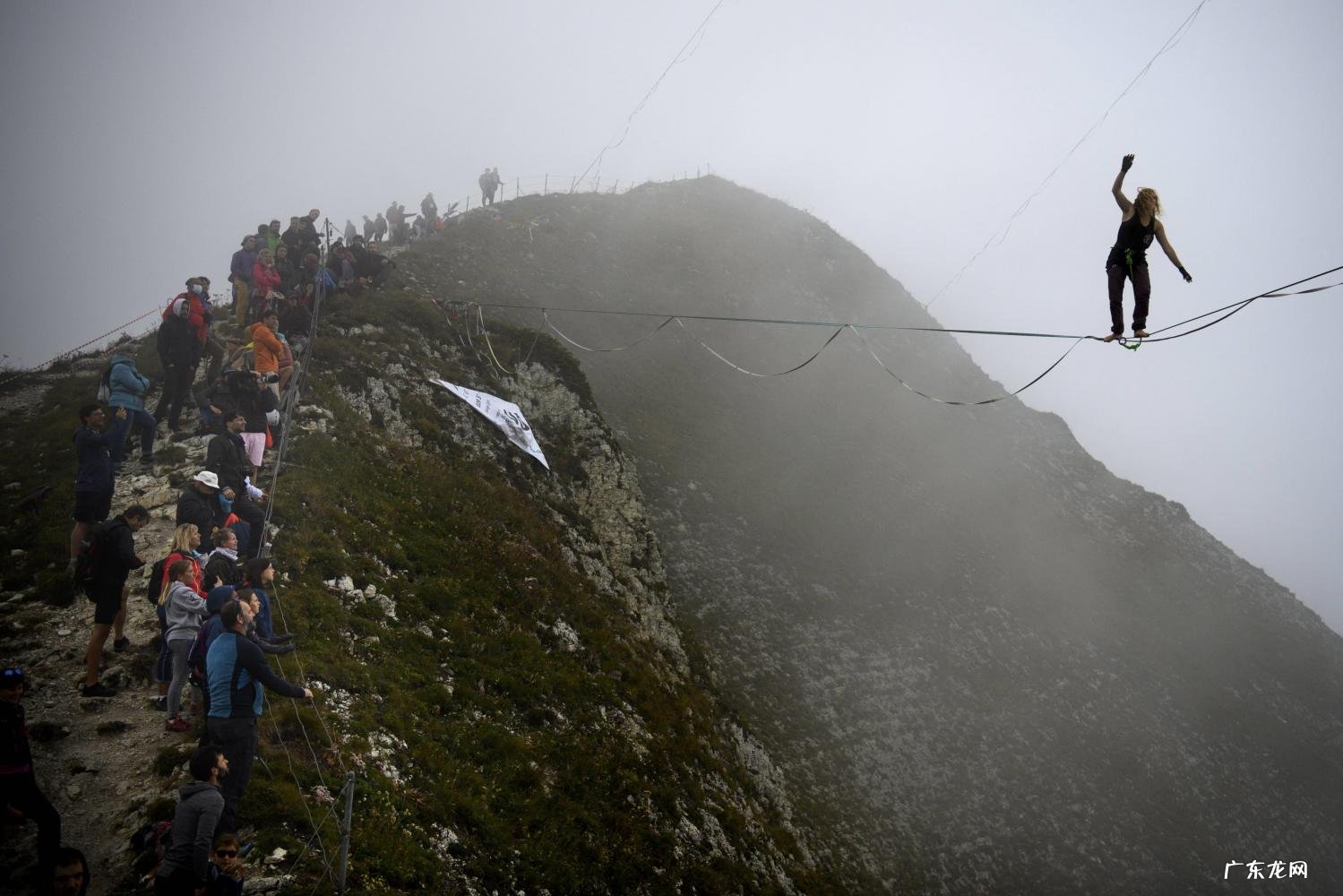 高空走钢丝第一人,中国走钢丝第一人摔死