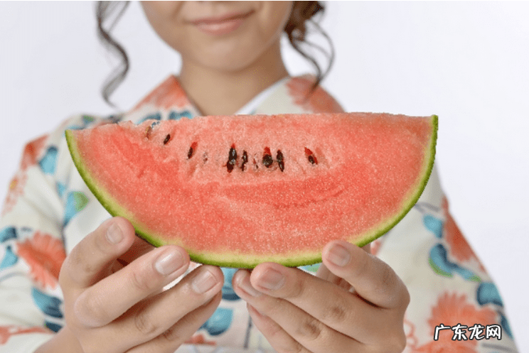 花椒和盐泡脚的好处 盐和花椒放屋在风水上什么作用