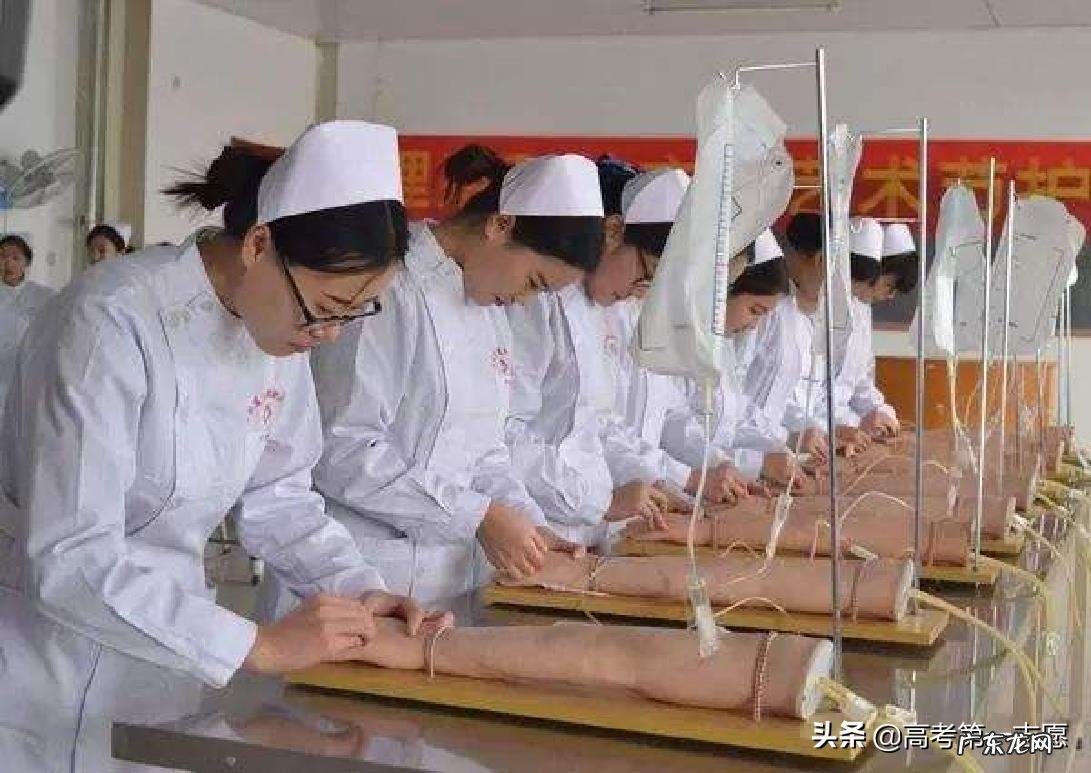 小女生学医护专业前途怎么样?