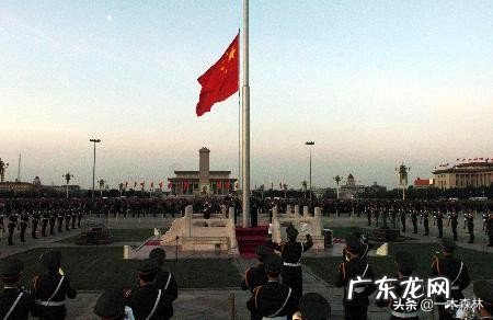 天安门广场的升旗台为什么有台空调？这台空调的作用是什么？