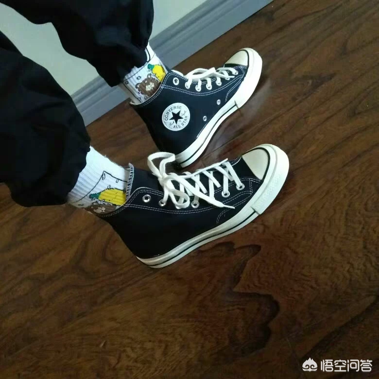 女生穿黑色的高帮帆布鞋,搭配什么颜色的袜子比较好看或显高呢?