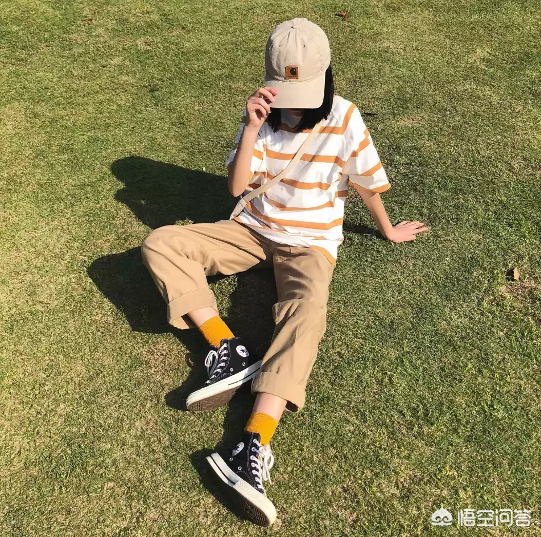 女生穿黑色的高帮帆布鞋,搭配什么颜色的袜子比较好看或显高呢?