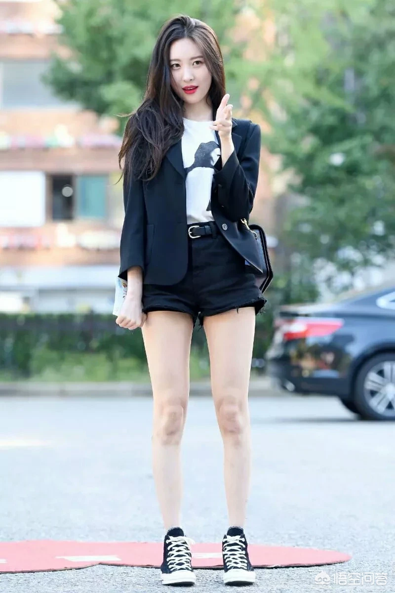 女生穿黑色的高帮帆布鞋,搭配什么颜色的袜子比较好看或显高呢?