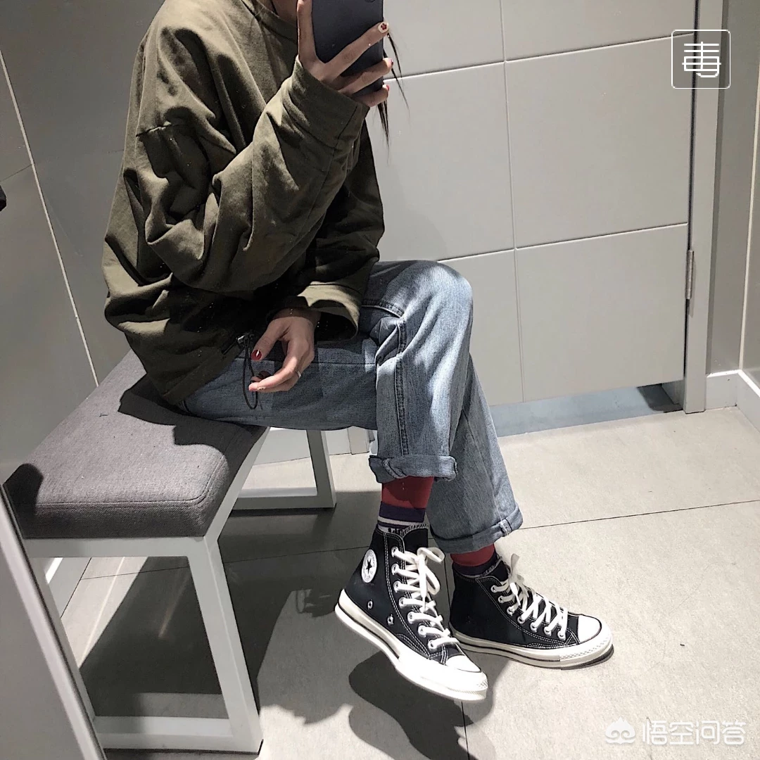 女生穿黑色的高帮帆布鞋,搭配什么颜色的袜子比较好看或显高呢?