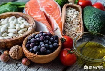 如何通过食疗的方法来补血和改善气血不足的情况?