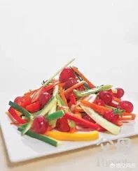 如何通过食疗的方法来补血和改善气血不足的情况?