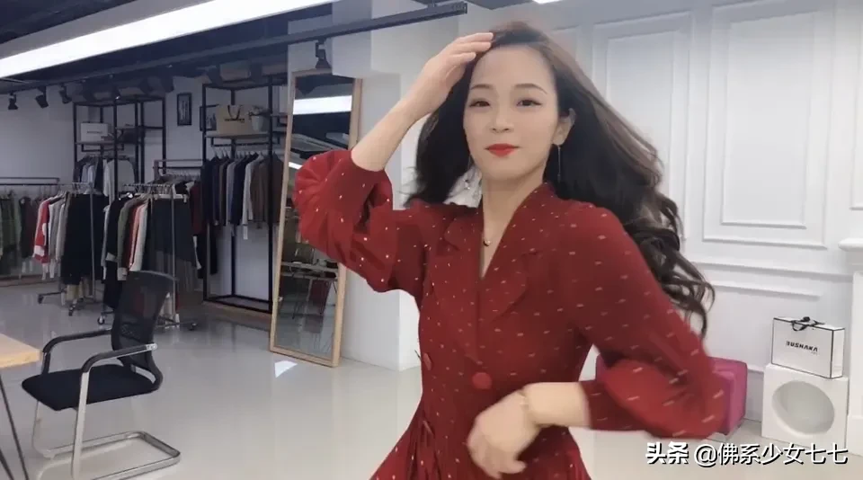 小个子女士适合穿什么款式的红色连衣裙?