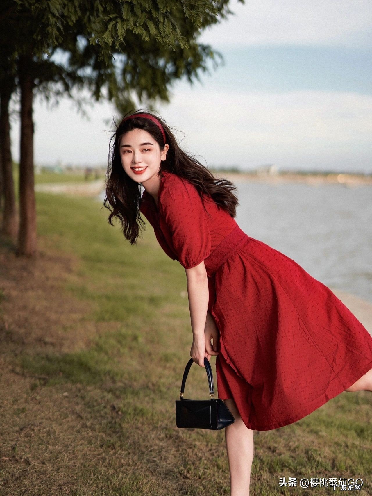 小个子女士适合穿什么款式的红色连衣裙?