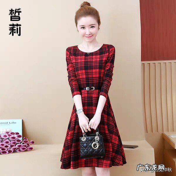 小个子女士适合穿什么款式的红色连衣裙?