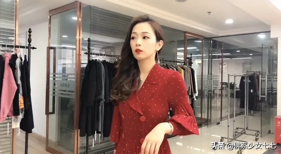 小个子女士适合穿什么款式的红色连衣裙?