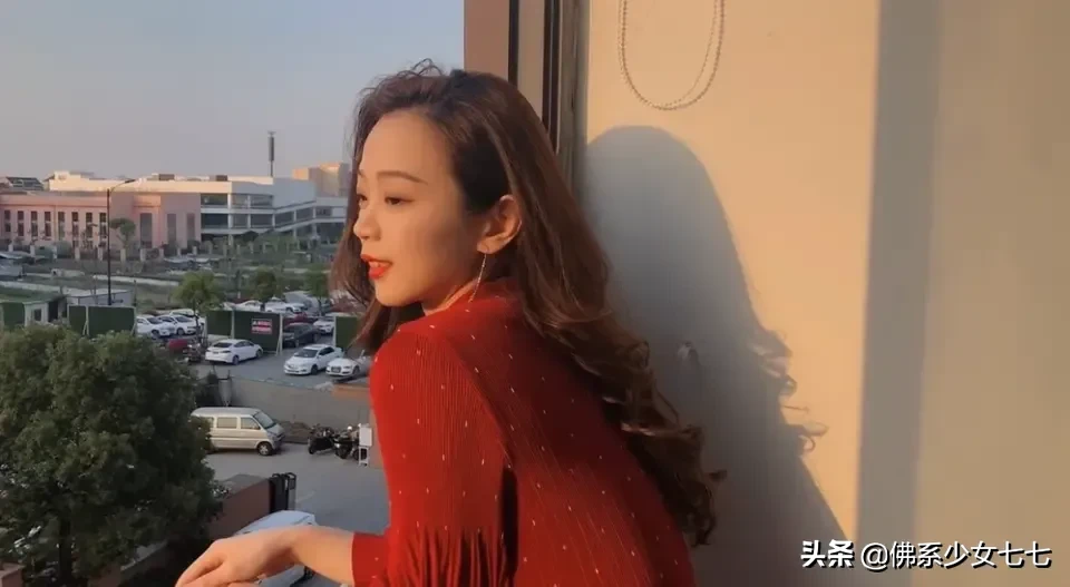 小个子女士适合穿什么款式的红色连衣裙?