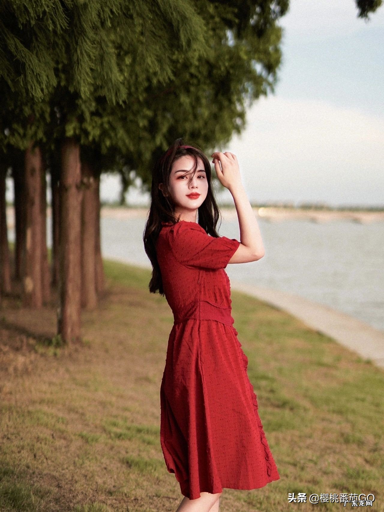 小个子女士适合穿什么款式的红色连衣裙?