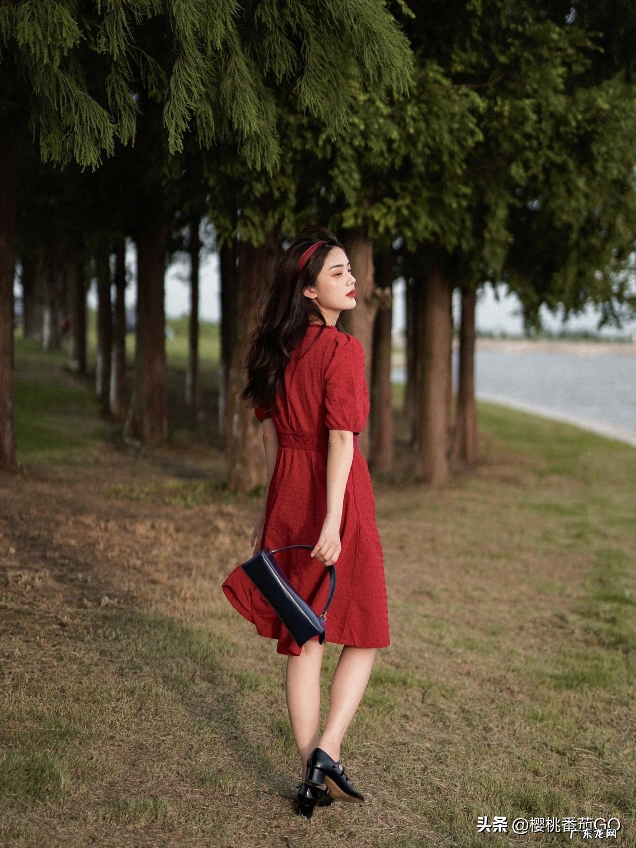 小个子女士适合穿什么款式的红色连衣裙?