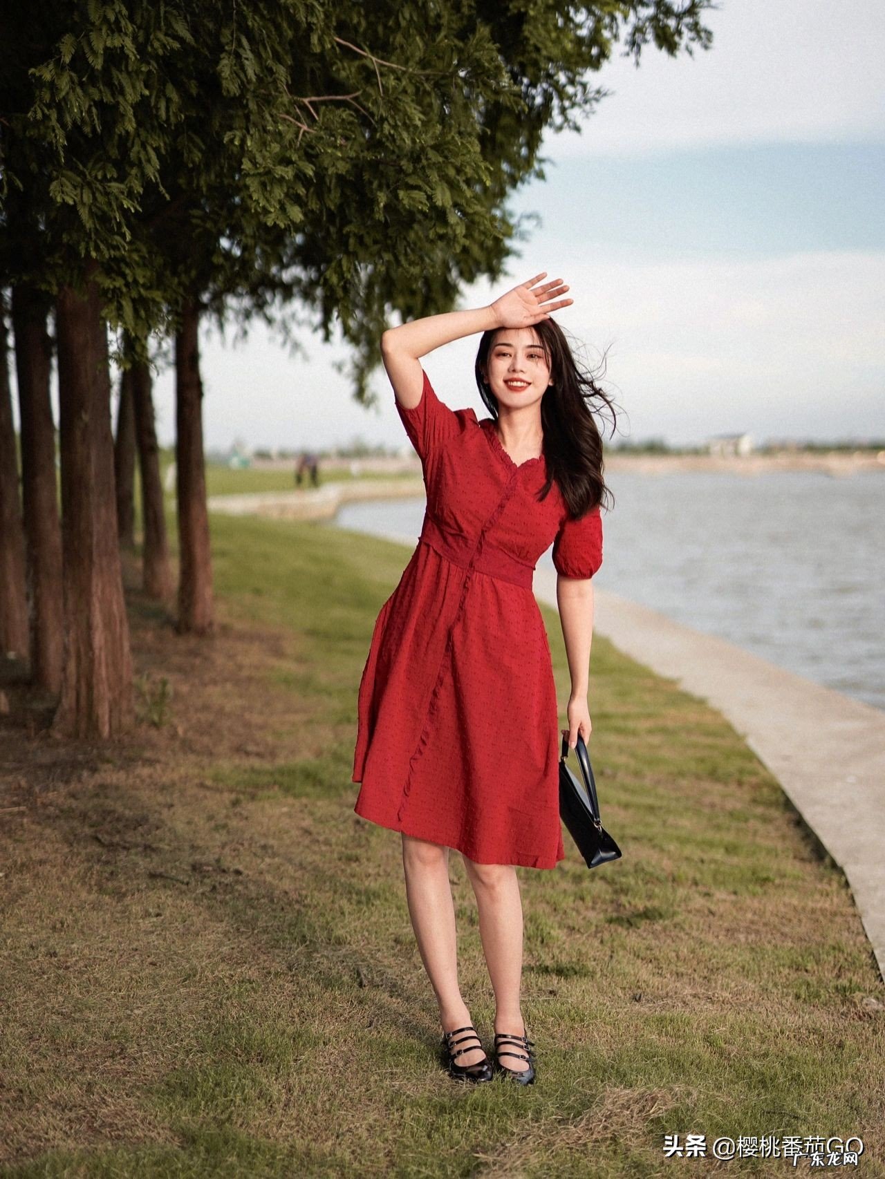 小个子女士适合穿什么款式的红色连衣裙?