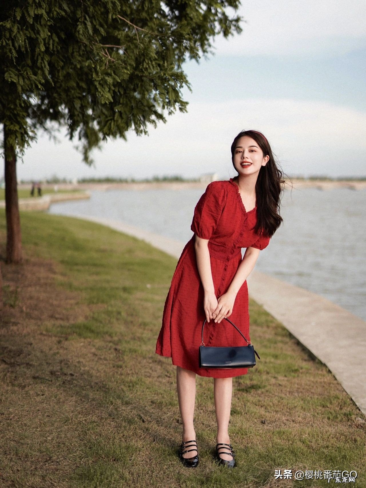 小个子女士适合穿什么款式的红色连衣裙?