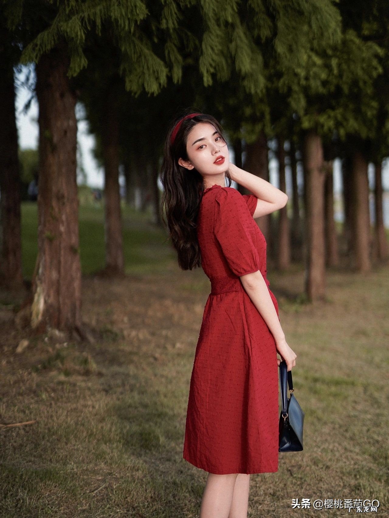 小个子女士适合穿什么款式的红色连衣裙?