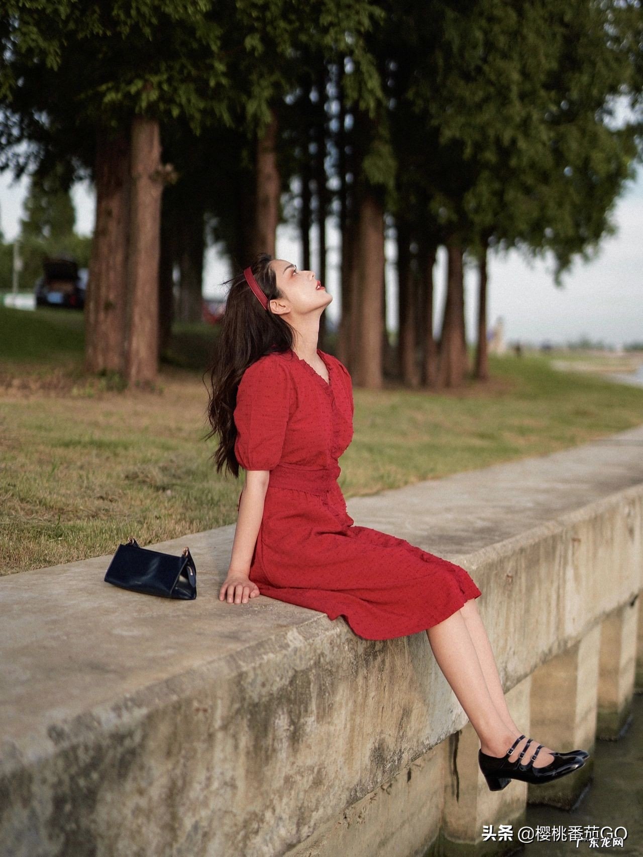 小个子女士适合穿什么款式的红色连衣裙?