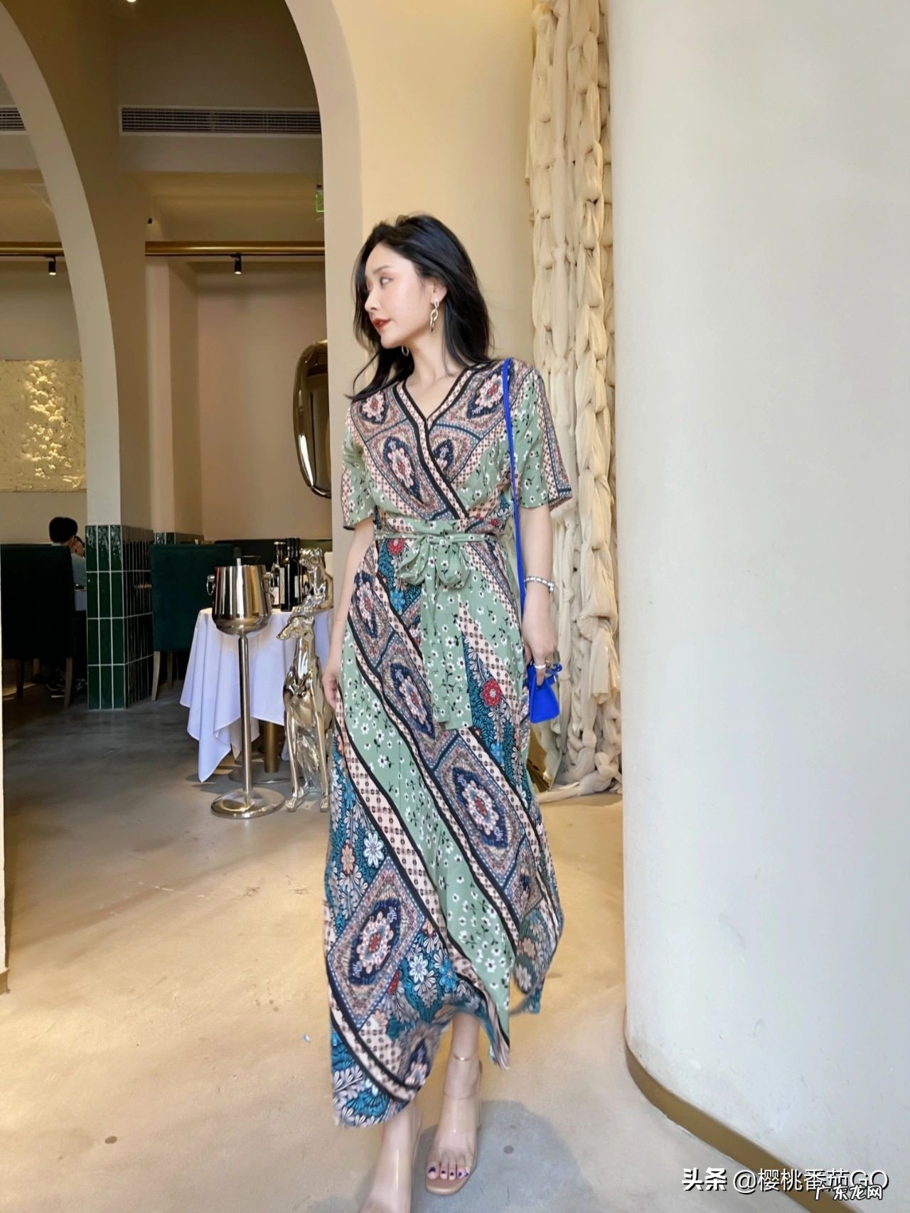 哪些款式的波西米亚风格的吊带连衣裙比较时尚?