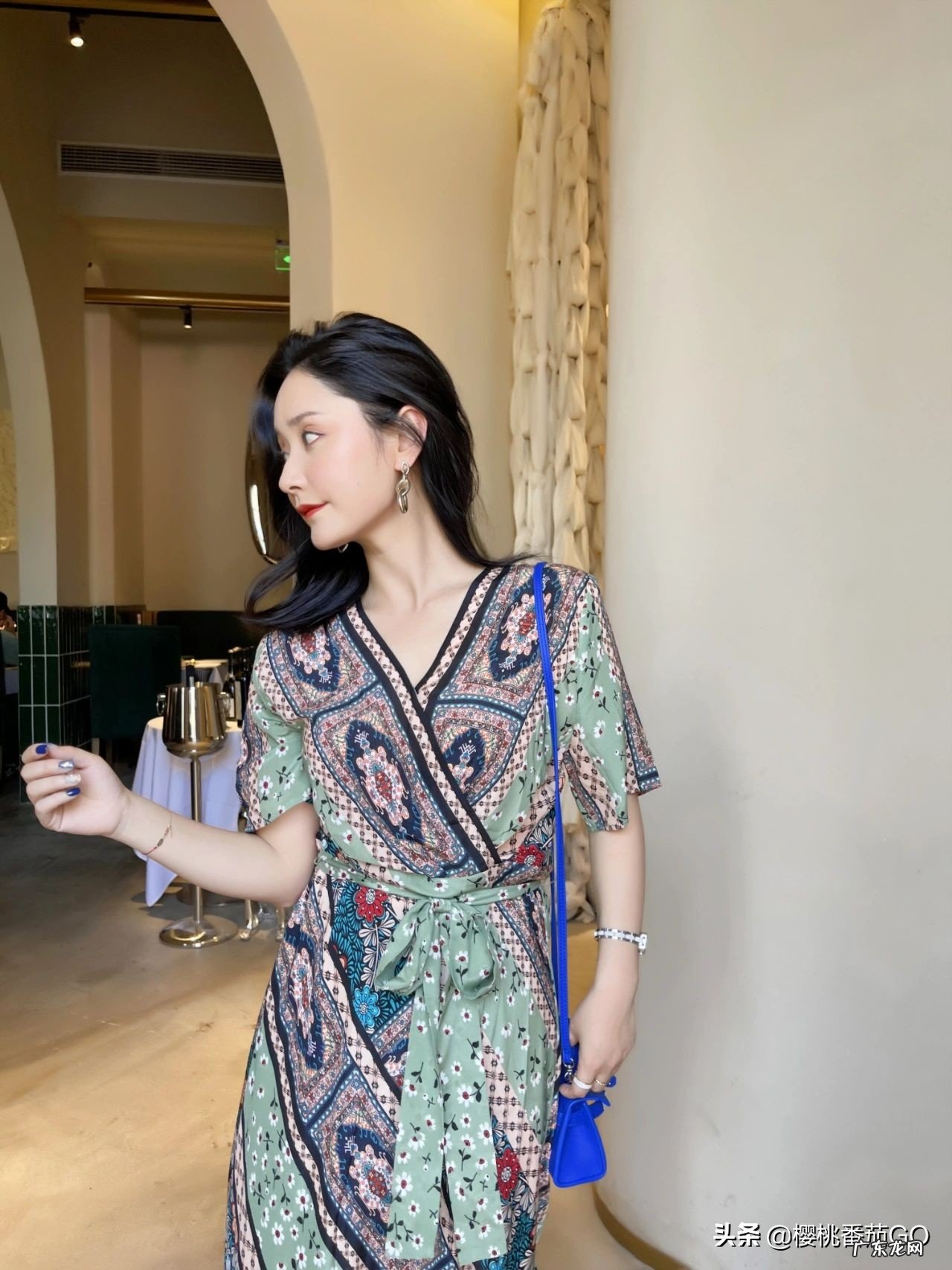 哪些款式的波西米亚风格的吊带连衣裙比较时尚?